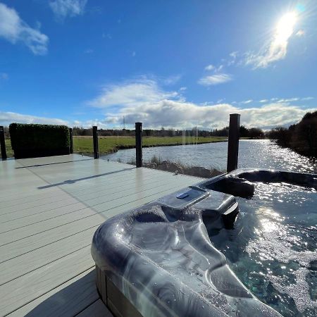 Luxury Lakeside Lodge With Htub Beautiful Views 애넌 외부 사진