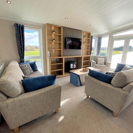 Luxury Lakeside Lodge With Htub Beautiful Views 애넌 외부 사진