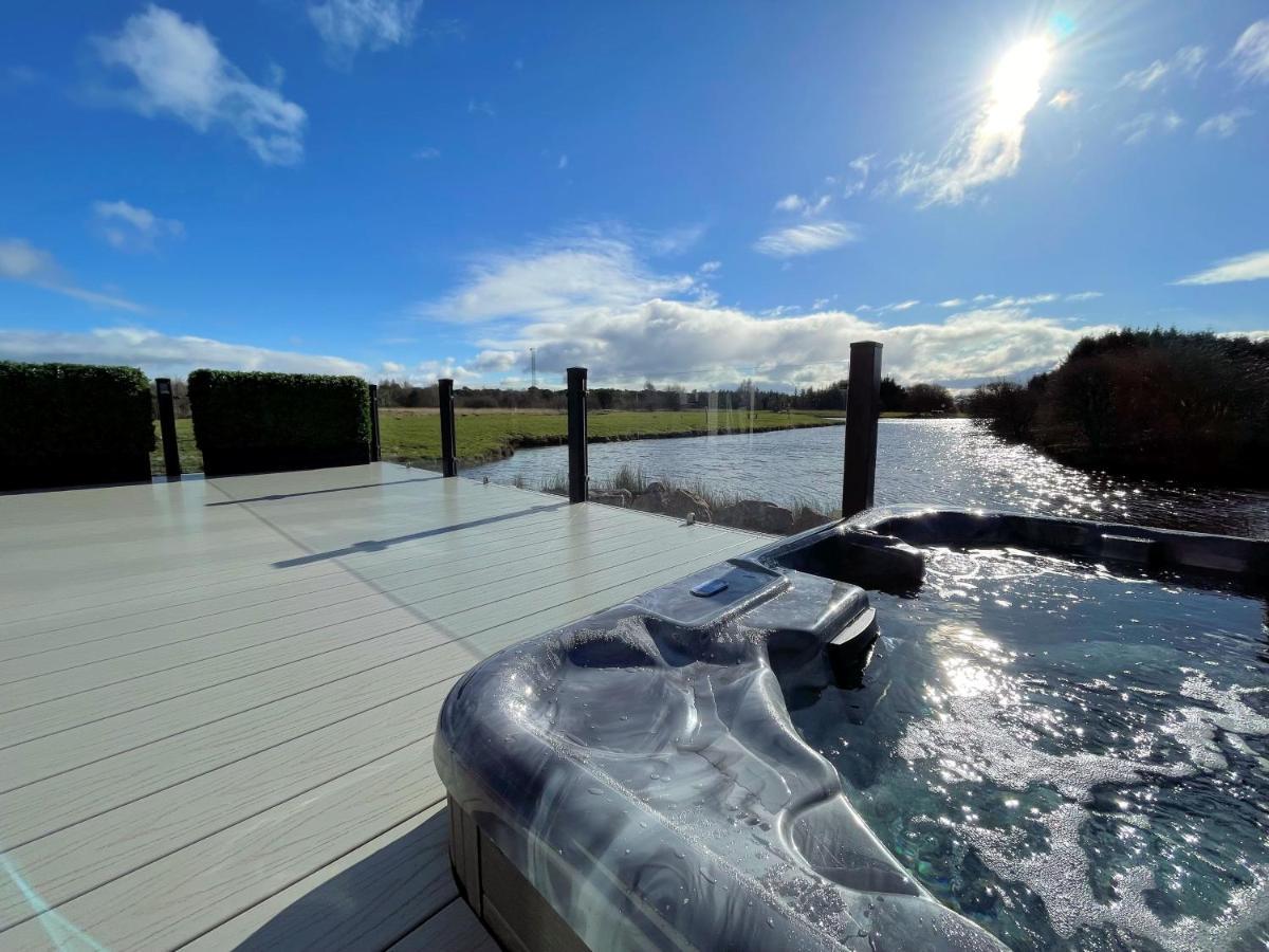 Luxury Lakeside Lodge With Htub Beautiful Views 애넌 외부 사진