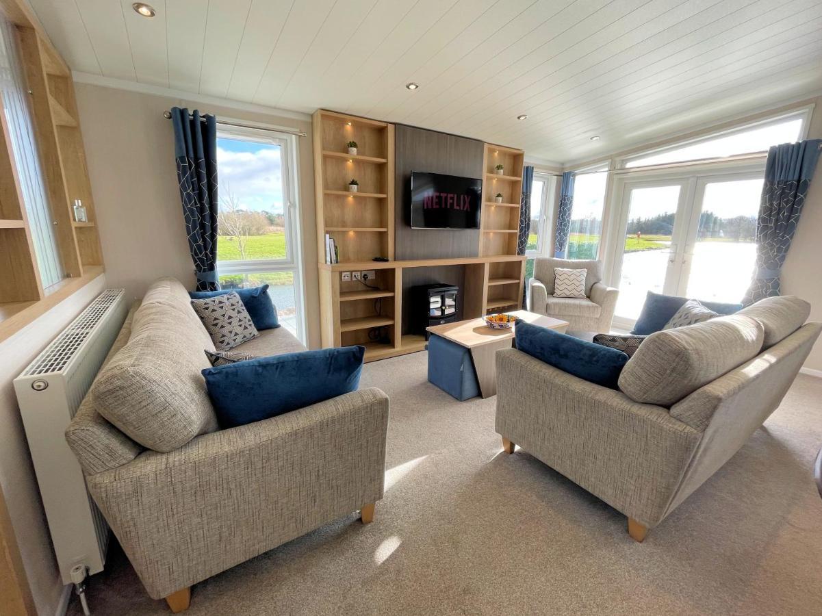 Luxury Lakeside Lodge With Htub Beautiful Views 애넌 외부 사진
