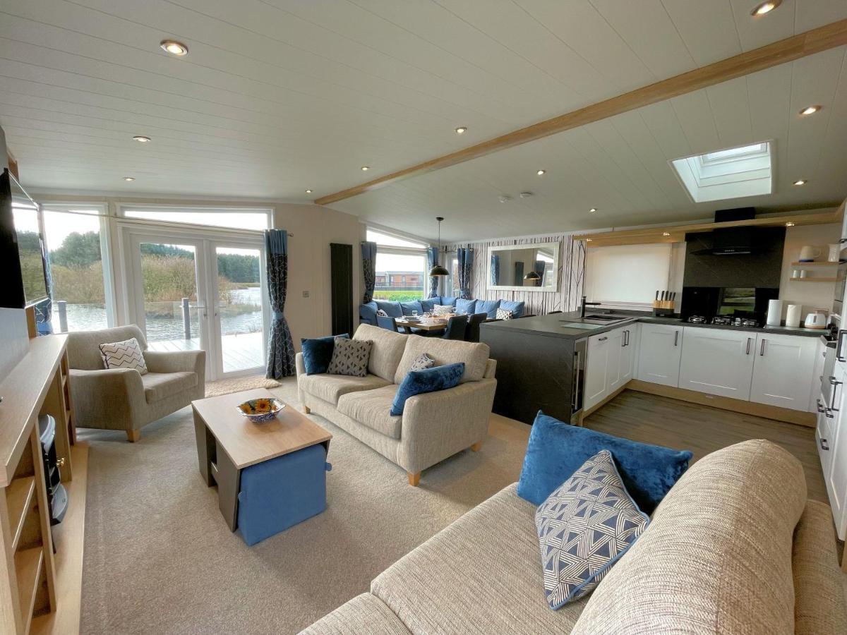 Luxury Lakeside Lodge With Htub Beautiful Views 애넌 외부 사진