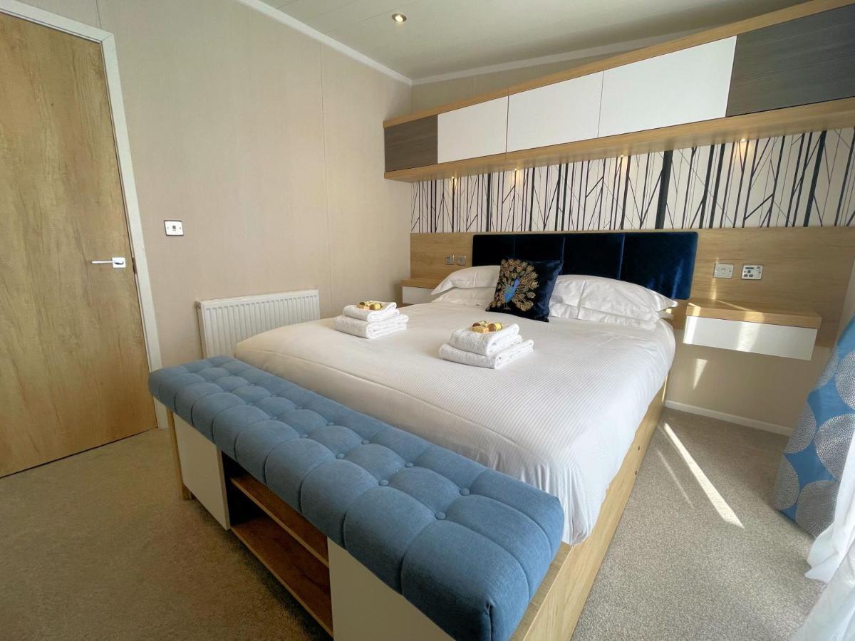 Luxury Lakeside Lodge With Htub Beautiful Views 애넌 외부 사진