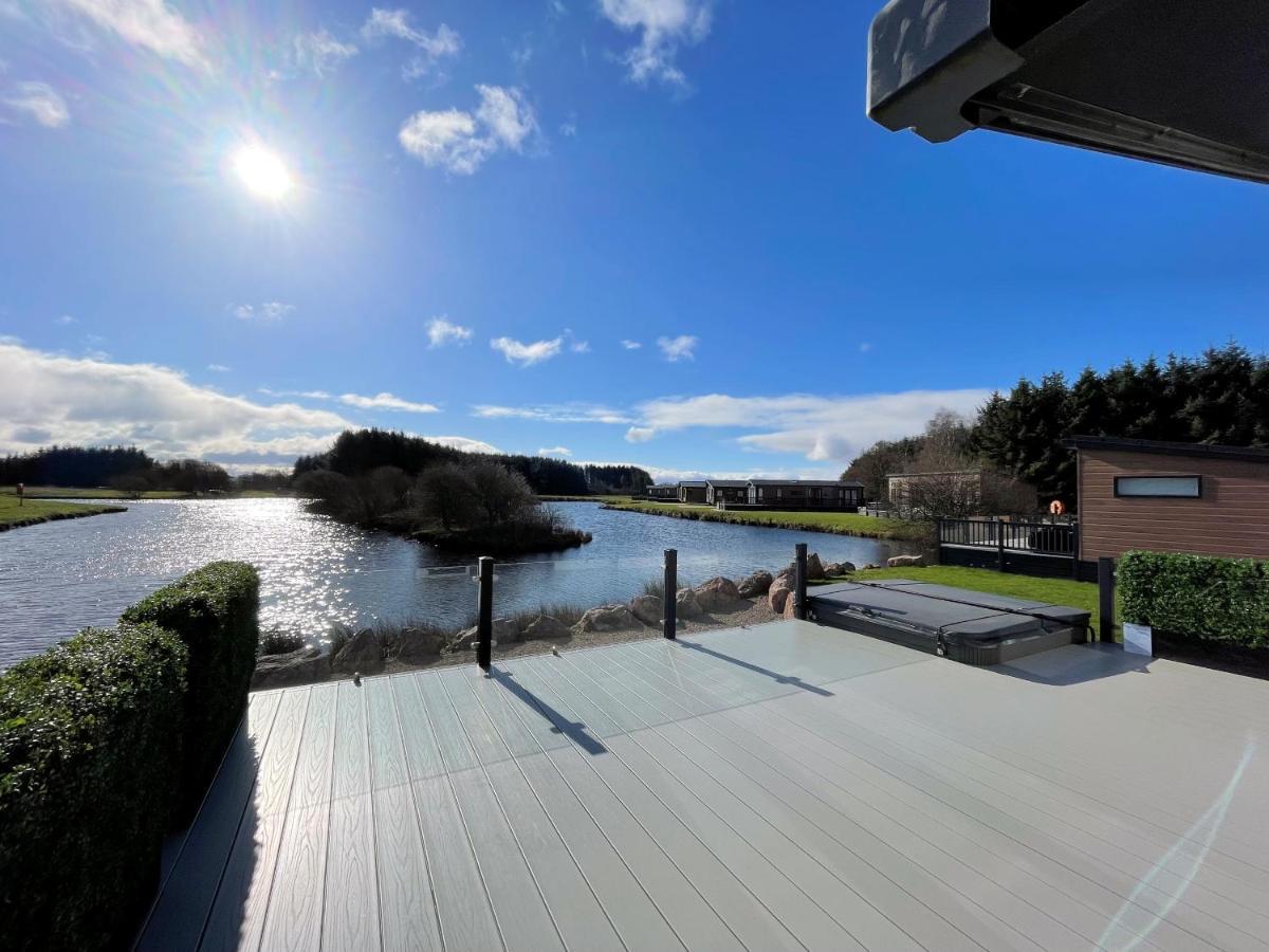 Luxury Lakeside Lodge With Htub Beautiful Views 애넌 외부 사진