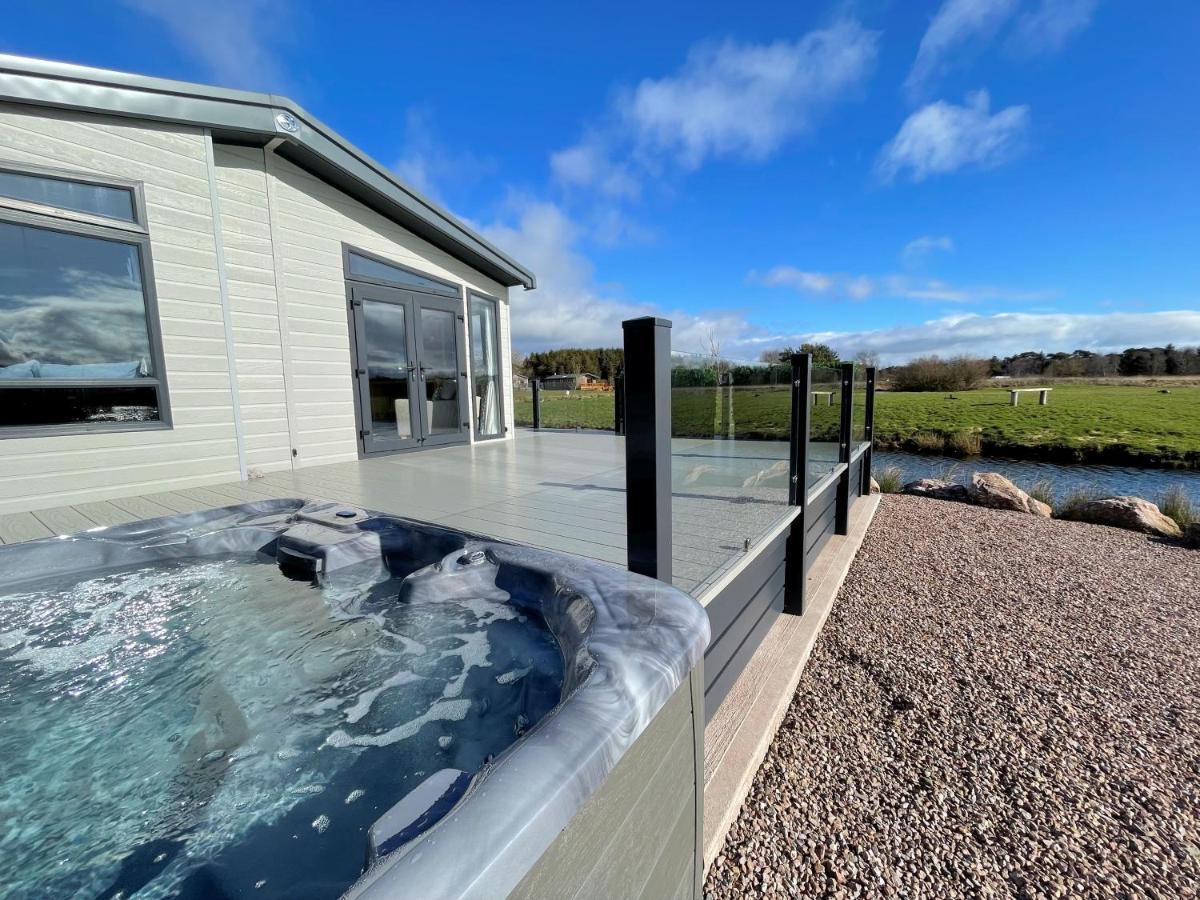 Luxury Lakeside Lodge With Htub Beautiful Views 애넌 외부 사진