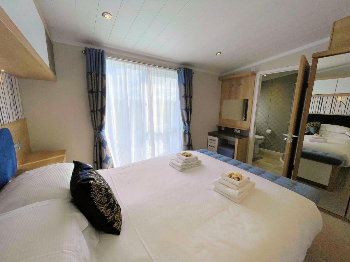 Luxury Lakeside Lodge With Htub Beautiful Views 애넌 외부 사진
