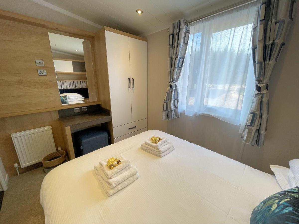 Luxury Lakeside Lodge With Htub Beautiful Views 애넌 외부 사진