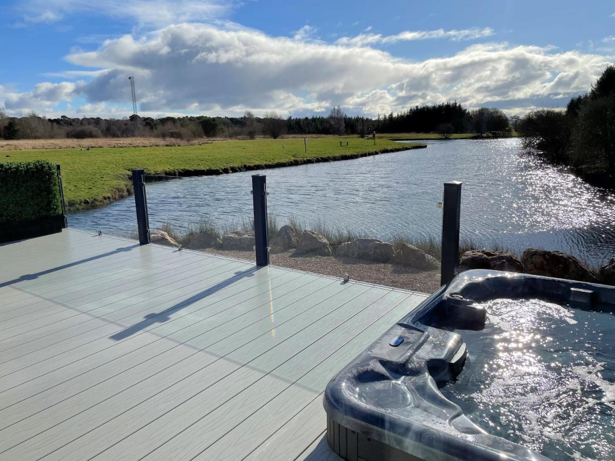 Luxury Lakeside Lodge With Htub Beautiful Views 애넌 외부 사진