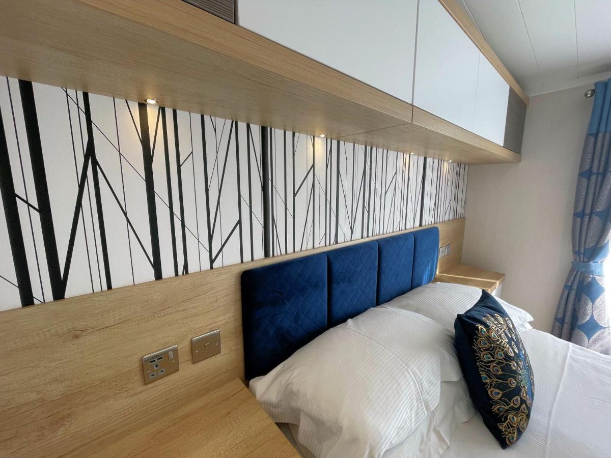 Luxury Lakeside Lodge With Htub Beautiful Views 애넌 외부 사진